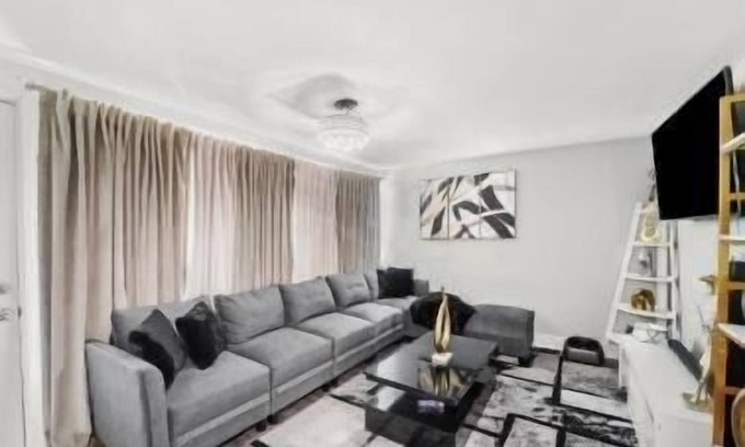 Bronzeville House | Hamaline Luxury - Guest House
