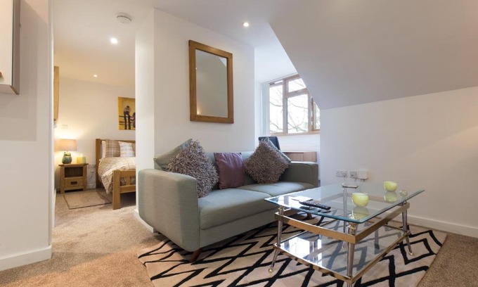 Netley Bed & Breakfast | Hamble Retreat Studios and Lodge