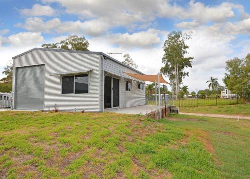 Traviston House | Hami's Retreat - Burrum Heads- Close to Boatramp -2BR - Aircon