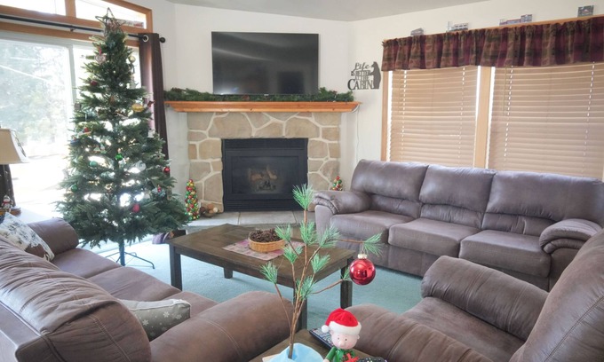 Eagle Bay Ski Chalet | Hamilton House @ Eagle Bay Village