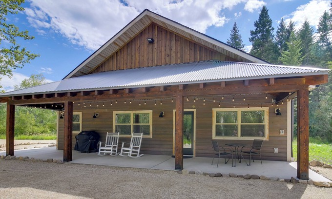 Grantsdale Cabin | Hamilton Vacation Rental w/ Skalkaho Creek Access!