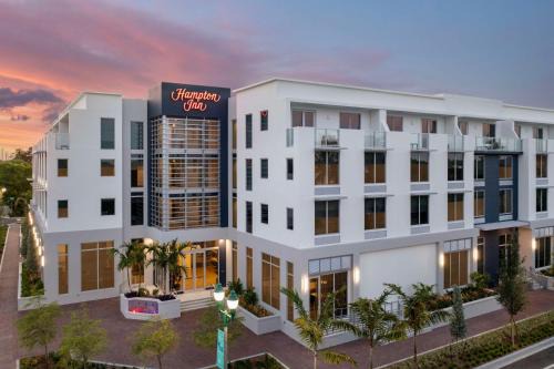 Pineapple Grove Arts District Hotel | Hampton Inn Delray Beach