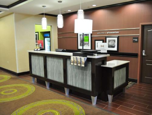 Pleasanton Hotel | Hampton Inn Pleasanton
