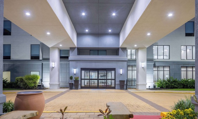 Brenham Hotel | Hampton Inn & Suites Brenham