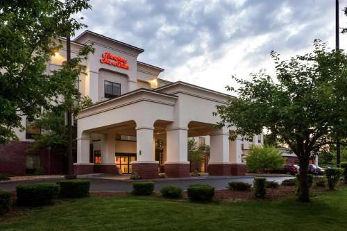 Bedford Hotel | Hampton Inn & Suites by Hilton Manchester Bedford