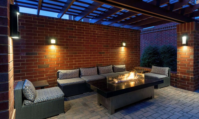 Charlottesville Hotel | Hampton Inn & Suites Charlottesville-At the University