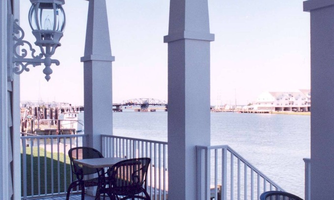 Chincoteague Hotel | Hampton Inn & Suites Chincoteague Waterfront