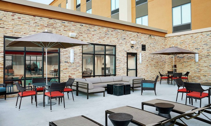 Waukegan Hotel | Hampton Inn & Suites Chicago Waukegan
