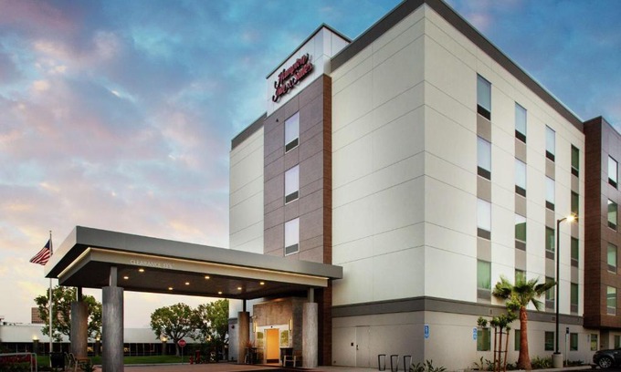 Airport Area Hotel | Hampton Inn & Suites Irvine/Orange County Airport