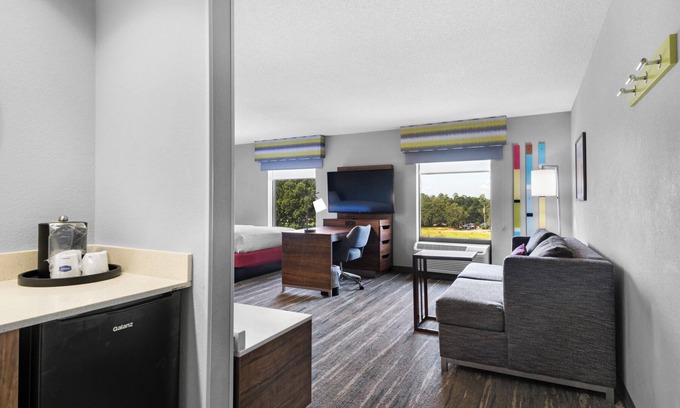 Ferry Pass Hotel | Hampton Inn & Suites Pensacola I-10 N at Univ. Town Plaza