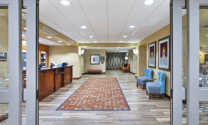 Greenwich Hotel | Hampton Inn & Suites Wichita Northeast