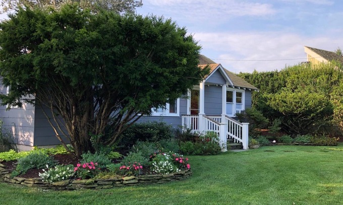 Shinnecock Hills House | Hamptons Charming Cottage off Peconic Bay -Oct to May