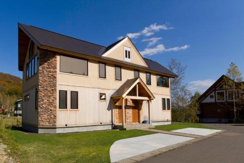 Hirafu House | Hana & Jo