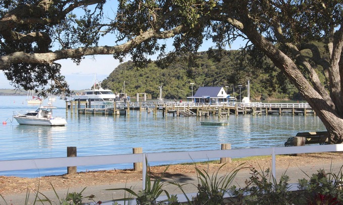 Russell Hotel | Hananui Lodge and Apartments