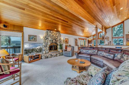 Lake Forest House | Handcrafted Tahoe Retreat Walk to Beach & Ski