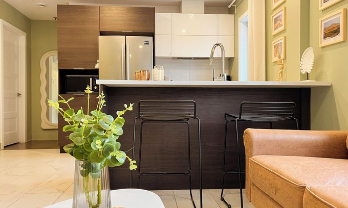 Cote-Des-Neiges—Notre-Dame-De-Grace House | Handsome new*2 bedroom*queen bed*gym 24/7