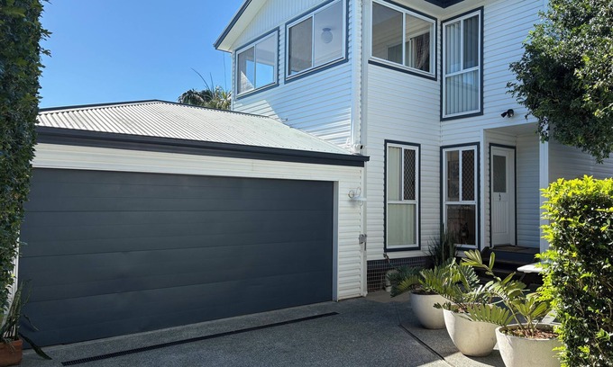 Southport House | Handy Gold Coast location close to Broadwater Parklands