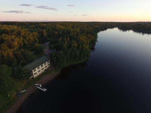 Barnum Cabin | Hanging Horn Lakeside Resort