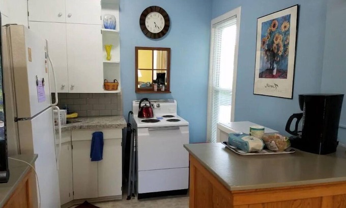 Topeka Apartment | Hannah's Haven - Private Apartment, Separate Entrance & Off Street Parkingn