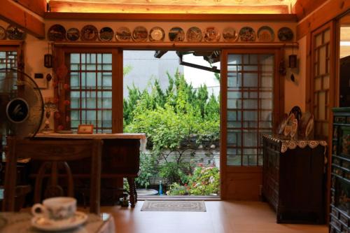 Seongbuk-dong House | Hanok Isimje Stay