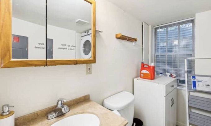 Hyattsville House | Hans' Villa - Charming 8 Bedroom Home with 2 Bathsnn