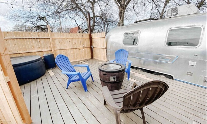 Graford House | Happy Glamper ☀️🎣 👙- w/Hot Tub at Possum Kingdom