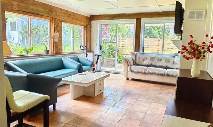 Crescent Beach House | Happy-Go-Lucky White Rock