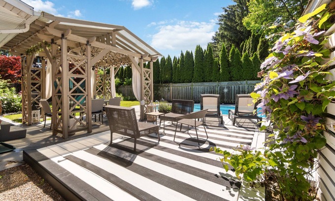 Historic Old Town House | Happy House w/In-Ground Private Pool in NOTL