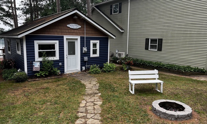 Waupaca Cottage | Happy Ours Lake Front Retreat