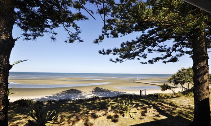 Beachmere House | Happy Tides