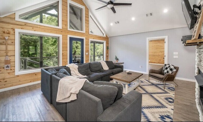 Glenwood Cabin | Happy Times on the Caddo Rivers Edge…. Hot tub !!
