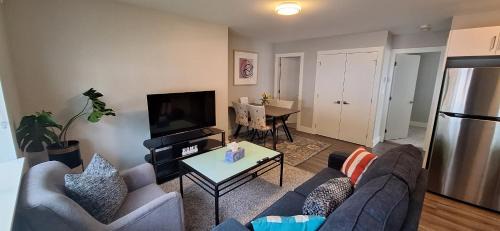 Langford Apartment | Happy Zone Suite with AC - Sleeps 4, Free Treats !