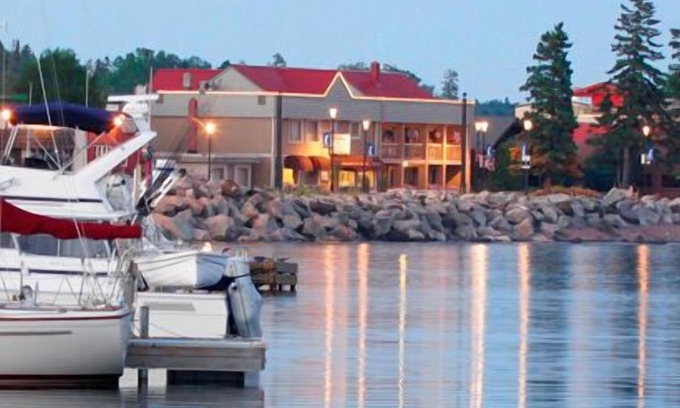 Grand Marais Hotel | Harbor Inn Self Check-in Hotel