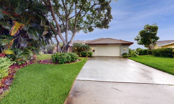 St. Petersburg - Clearwater House | Harbor Isle Waterfront Retreat | Home Office & Private Pool | Kayaks & Canoe