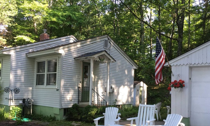 Forest Beach House | HARBOR SPRINGS cottage Lovely views of Lake Michigan TUNNEL OF TREES Relaxing