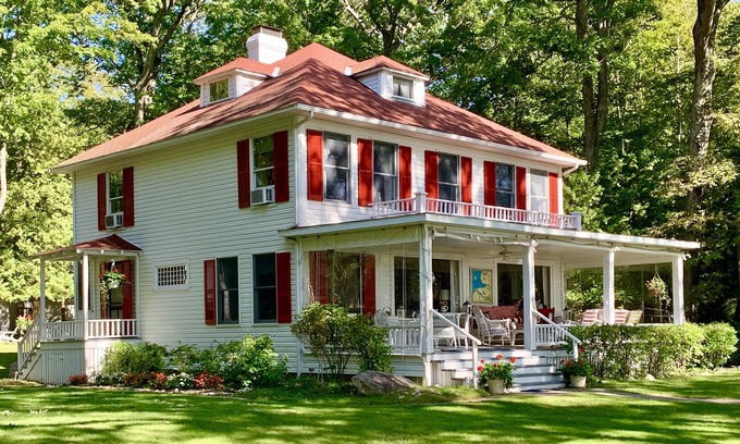 Idylwilde Cottage | Harbor Springs Lakefront Cottage with Beach