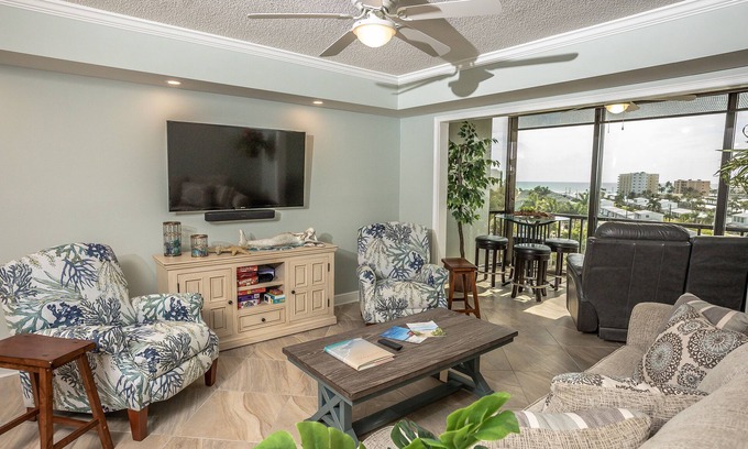 Siesta Key Condo | Harbor Towers Gulf Facing 2/2 upgraded condo!