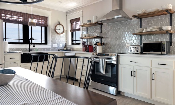 West Mystic House | Harbor View Landing - The Mystic Waterfront House - Second Floor Only