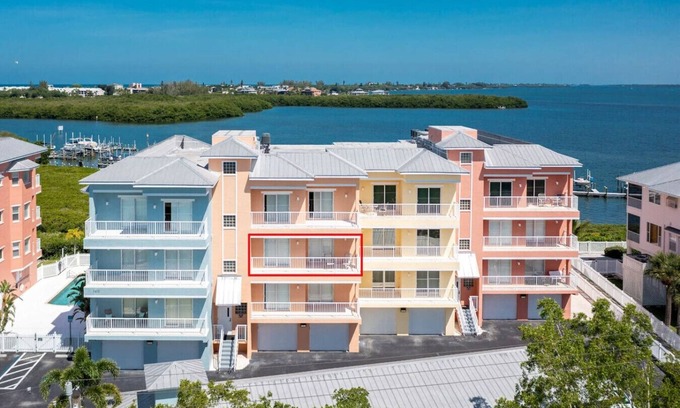 Englewood Condo | Harborview 2 Bedroom Condo with Heated Pool
