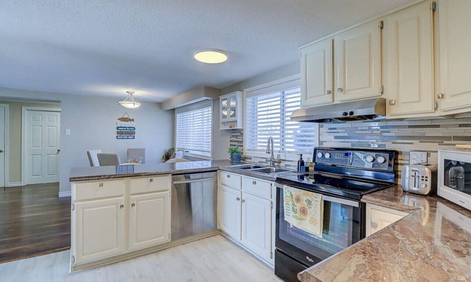 Valentia Cottage | Harbour Haven - 5 BEDS - Heart of Kawartha Lakes