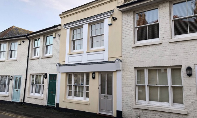 Whitstable Cottage | Harbour Mews: Central Whitstable, Free Parking, Fast WiFi