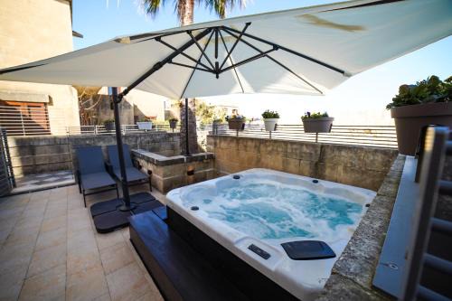 Ghajnsielem House | Harbour Views Duplex Maisonette with Jacuzzi Hot tub