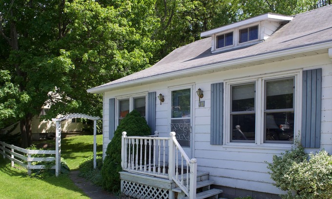 Bayfield Cottage | Harbourfront Cottage!