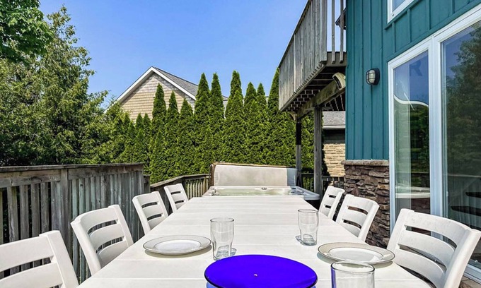 Bayfield Cottage | HarbourView - Peaceful getaway *Hot Tub*