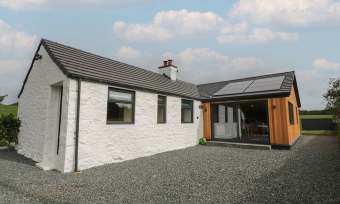 Castle Douglas House | HARDHILLS COTTAGE, family friendly, with hot tub in Castle Douglas
