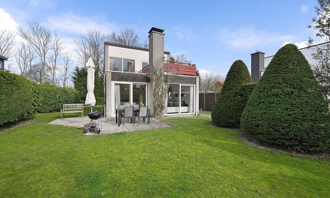 Ouddorp House | Haringvliet 11 is a cozy, light holiday home located in the front part of the North Sea Park.