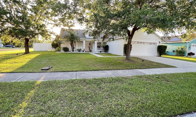 Crescent Lakes House | Harmony Place Gorgeous 3 Beds and 2 Baths Home with Pool.