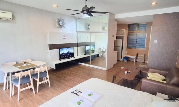 Taman Mount Austin Apartment | Harmony studio private balcony Palazio Mount Austin by GDRAGON HomeStay