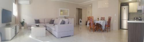 Molos House | Harry's Apartment