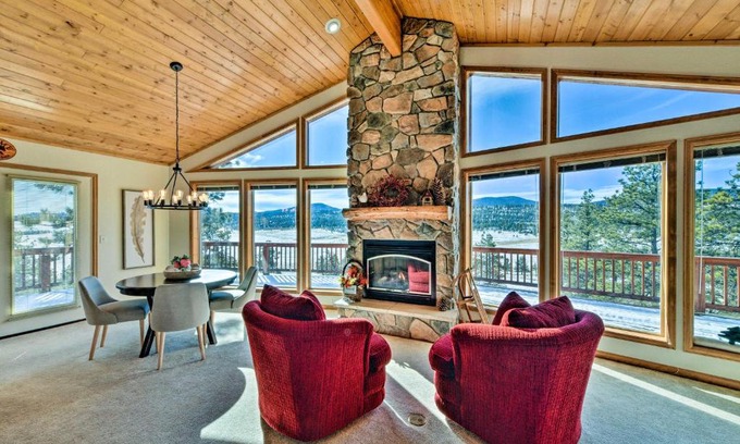 Hartsel House | Harstel Cabin Vacation Rental with Deck!